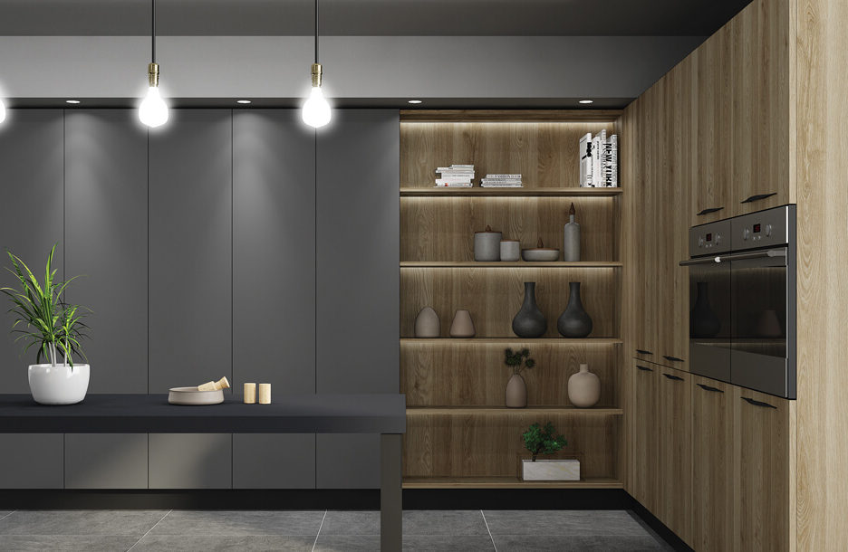 Le funzioni quotidiane dell’abitare sono evidenziate in questo ambiente da forme e finiture che si alternato e danno vita uno spazio dal design raffinato. I contenitori chiusi come dispense e colonne si alternano a moduli a giorno fatti con ripiani e schienali nelle finiture delle ante. Il segno discreto della maniglia M453 diventa parte integrante del progetto con il suo design essenziale.